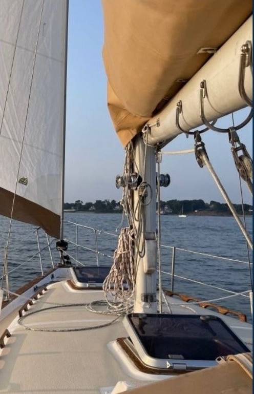 Foredeck and mast of the yacht